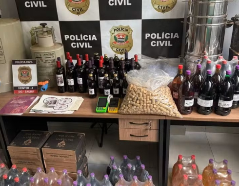 Polícia Civil fecha fábrica clandestina de bebidas em Bauru; dono é preso em flagrante