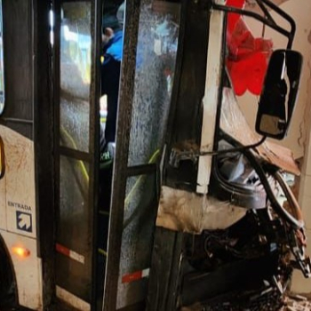 Imóvel atingido por ônibus na Cohab 1 após batida estava vazio no momento do acidente