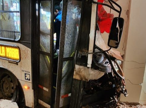 Imóvel atingido por ônibus na Cohab 1 após batida estava vazio no momento do acidente