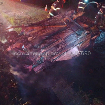 Carro capota, pega fogo e motorista morre na Rondon em São Manuel