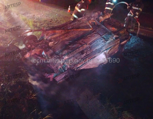 Carro capota, pega fogo e motorista morre na Rondon em São Manuel