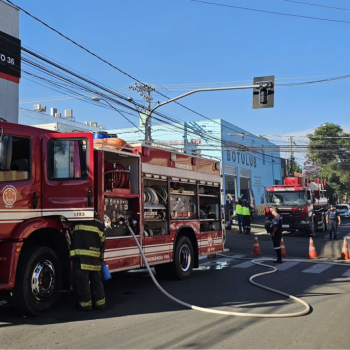 Bombeiros combatem princípio de incêndio em estabelecimento comercial de Botucatu