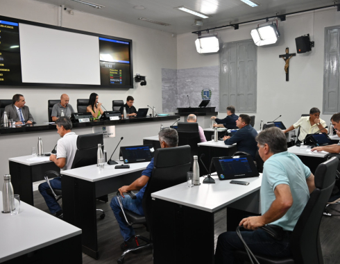 Câmara de Botucatu aprova criação de novos cargos em sessão rápida e homenageia educadora com presença de familiares