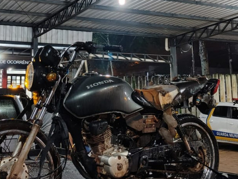 GCM apreende motocicleta com sinais identificadores adulterados em Botucatu