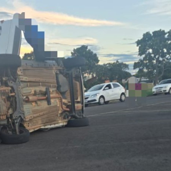 Acidente entre dois veículos deixa carro tombado no Jardim Santa Eliza, em Botucatu