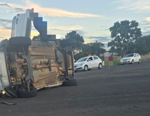 Acidente entre dois veículos deixa carro tombado no Jardim Santa Eliza, em Botucatu