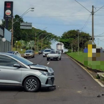 Caminhão atinge veículo no cruzamento da Vital Brasil com a Visconde do Rio Branco em Botucatu