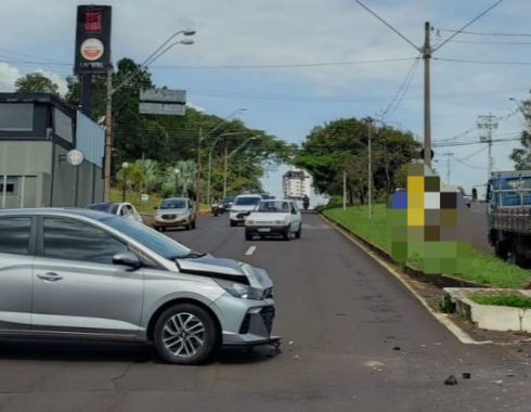 Caminhão atinge veículo no cruzamento da Vital Brasil com a Visconde do Rio Branco em Botucatu