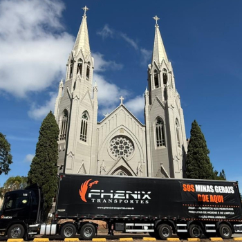 Carreta da Phenix Transportes recolhe doações em Botucatu para vítimas das enchentes em Minas