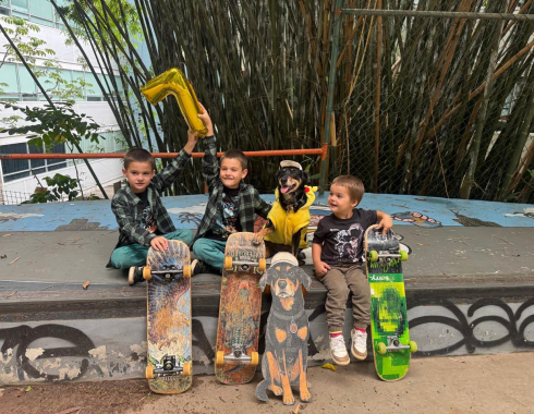 Gêmeos comemoram 7 anos em São Paulo com a cachorra skatista Mel e reforçam educação no convívio com animais