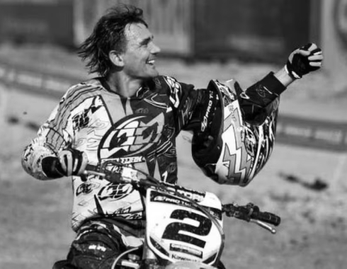 ‘Chumbinho’ Becker, lenda do motocross no Brasil, morre ao cair de ribanceira em SC