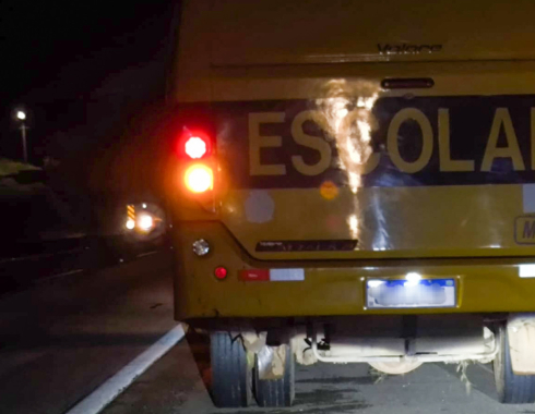 Susto em viagem: micro-ônibus com crianças de Botucatu cruza canteiro na Raposo Tavares