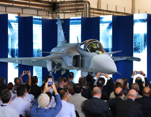 Embraer e FAB apresentam primeiro caça Gripen produzido no Brasil