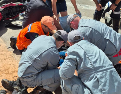 Homem é socorrido após ser atropelado por moto na Dante Delmanto em Botucatu