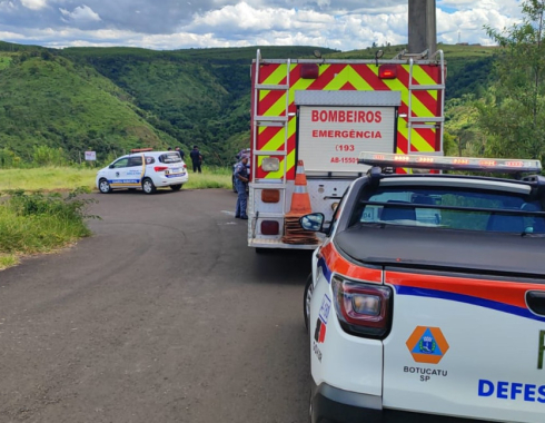 Carro cai em ribanceira na zona rural de Botucatu e condutora é socorrida