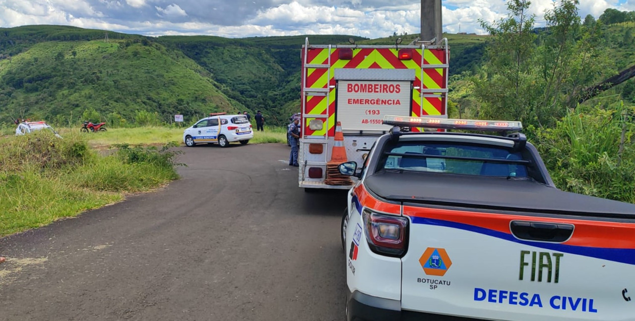 Carro cai em ribanceira na zona rural de Botucatu e condutora é socorrida