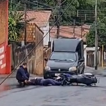 Motociclista sofre queda após atingir fios soltos na Vila São Luiz