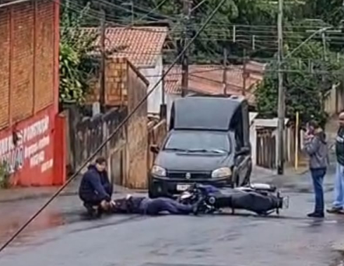 Motociclista sofre queda após atingir fios soltos na Vila São Luiz