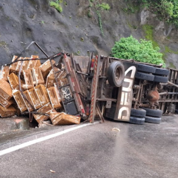 Caminhão com carga de frangos tomba na serra de Botucatu