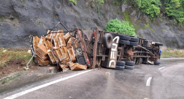 Caminhão com carga de frangos tomba na serra da Marechal Rondon, em Botucatu