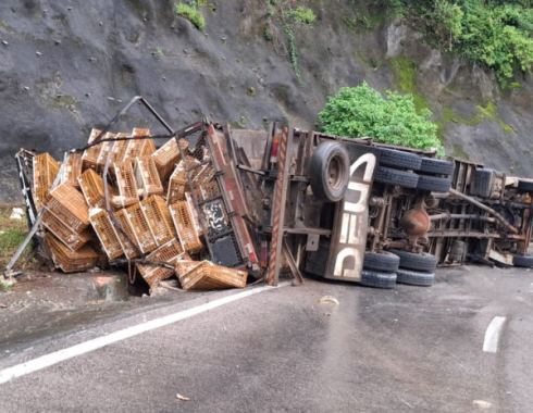 Caminhão com carga de frangos tomba na serra de Botucatu