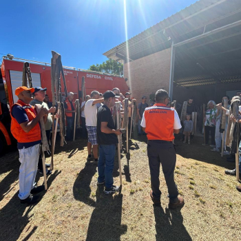 Defesa Civil de Botucatu promove oficina e produz 50 abafadores para combate a incêndios em vegetação