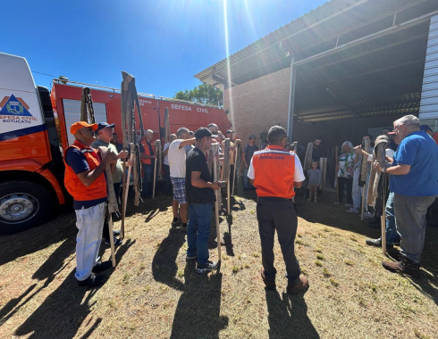 Defesa Civil de Botucatu promove oficina e produz 50 abafadores para combate a incêndios em vegetação