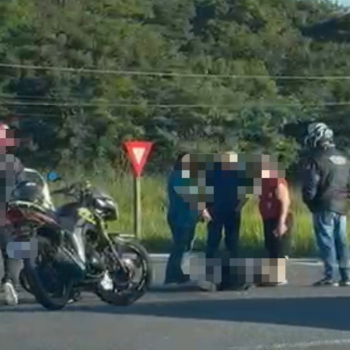Motociclista fica ferido em acidente na alça de acesso entre a Rondon e a Gastão Dal Farra, em Botucatu