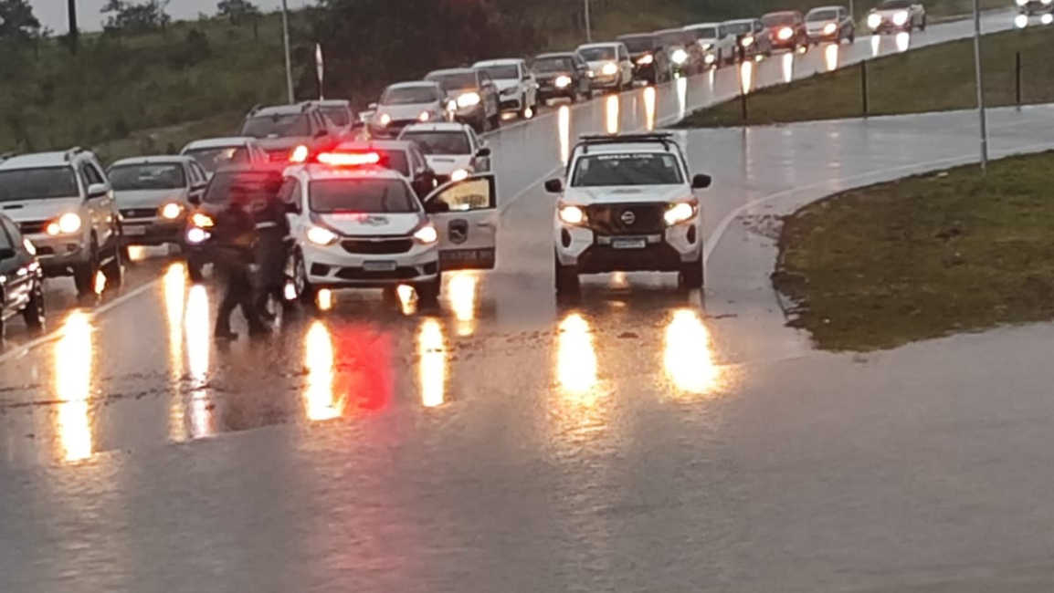 Após novo acúmulo de água na Gastão Dal Farra, concessionária diz que vai avaliar o local