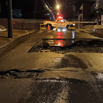 Defesa Civil interdita rua após abertura de cratera na área central de Botucatu