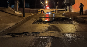 Defesa Civil interdita rua após abertura de cratera na área central de Botucatu