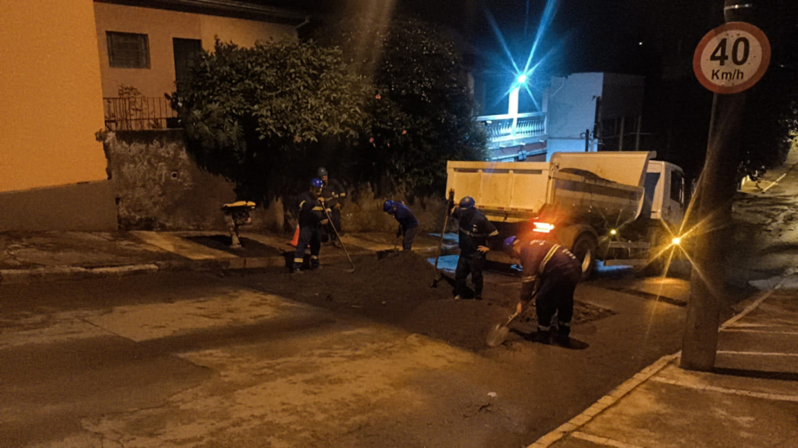 Após publicação do Acontece Botucatu, equipes iniciam reparo em cratera aberta pela forte chuva