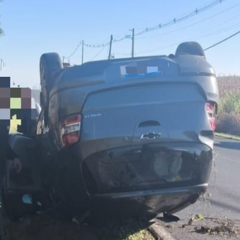 Veículo capota na Rodovia Alcides Soares em Botucatu