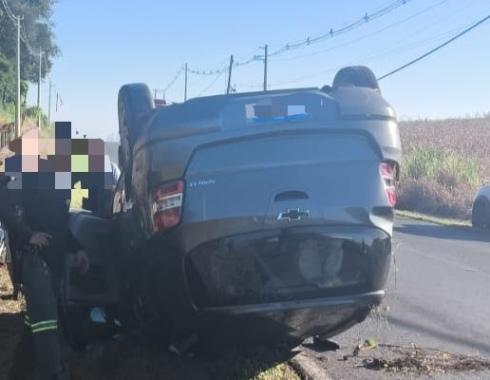Veículo capota na Rodovia Alcides Soares em Botucatu
