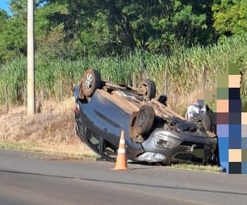 Veículo capota na Rodovia Alcides Soares em Botucatu