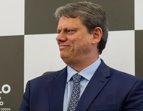 Hino Nacional passa a ter execução obrigatória semanal nas escolas de SP