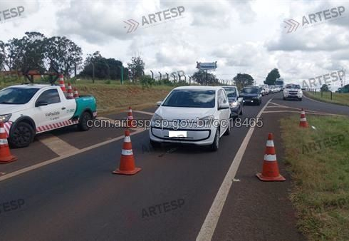 Trecho da SP-255 em São Manuel é interditado após fogo em mato