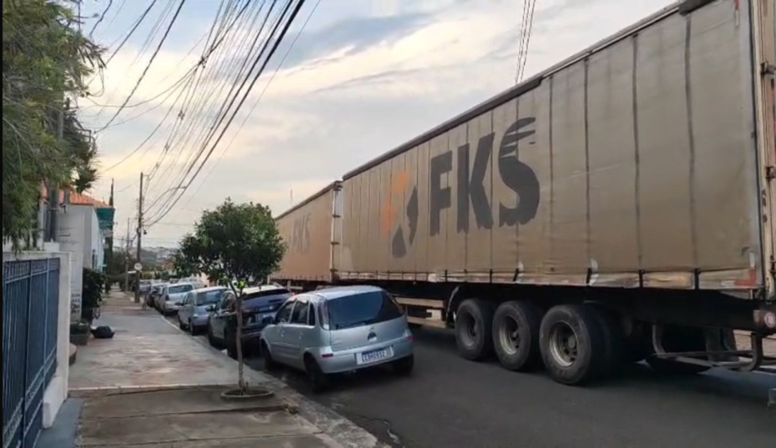Bitrem fica travado em conversão e provoca congestionamento no Centro de Botucatu