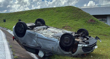 Carro capota após aquaplanagem na Castello Branco em Pardinho