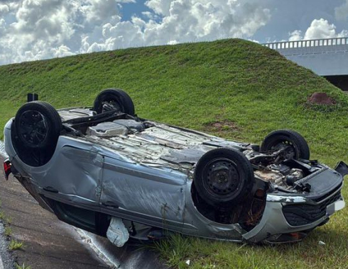 Carro capota após aquaplanagem na Castello Branco em Pardinho