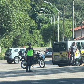 Colisão entre van escolar e carro deixa criança ferida em Botucatu