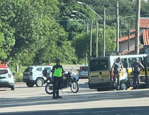 Colisão entre van escolar e carro deixa criança ferida em Botucatu