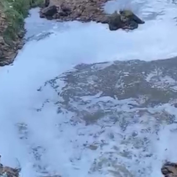 Espuma no Rio Lavapés chama atenção após erosão danificar rede de esgoto em Botucatu