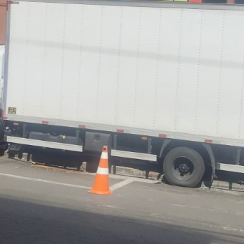 Caminhão perde freio e derruba totem de parquímetro e lixeira em Botucatu