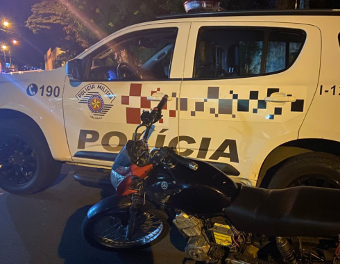 PM aborda moto por direção perigosa e constata chassi suprimido
