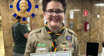 Escotista de Botucatu recebe medalha da ALESP por destaque no movimento escoteiro