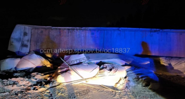 Carreta com carga de calcário atravessa canteiro central e tomba na Marechal Rondon em Lençóis Paulista
