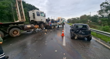 Carreta e veículos se envolvem em acidente na Rondon em Botucatu