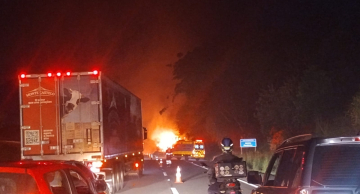 Caminhão pega fogo após colisão e interdita pista da Castello Branco em Bofete
