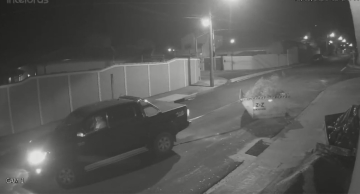 Caçamba é arrastada por veículo para o meio da rua no Jardim Paraíso em Botucatu